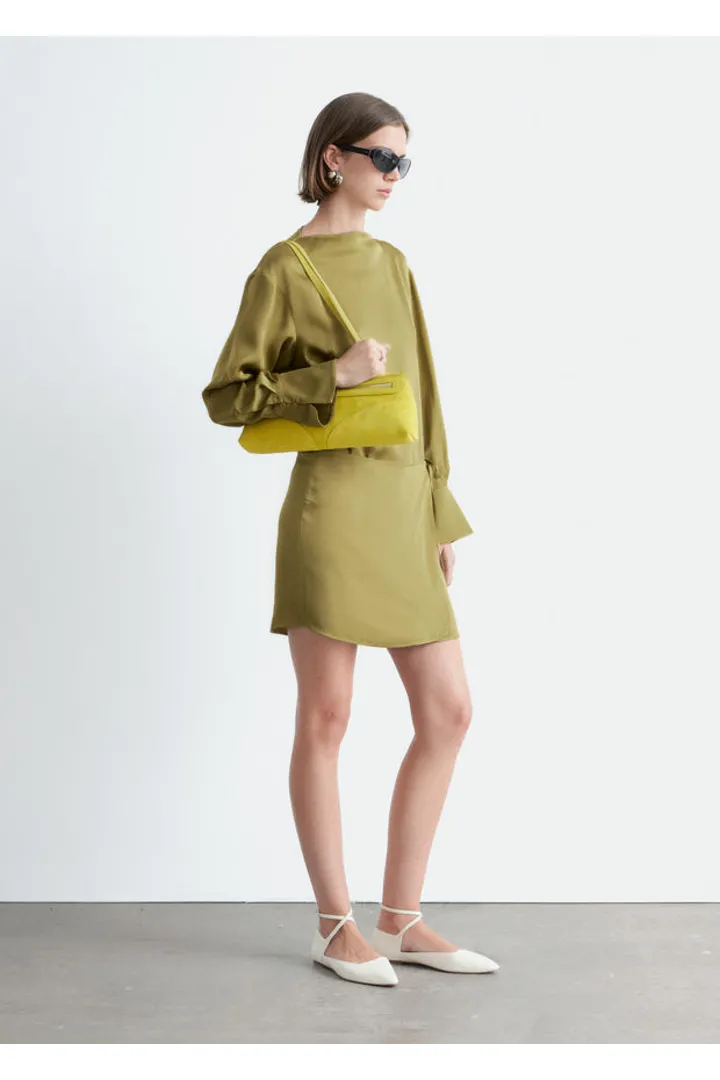 앤아더스토리즈 새틴 타이 클로저 미니 드레스의 그린컬러 ECOMLook입니다.