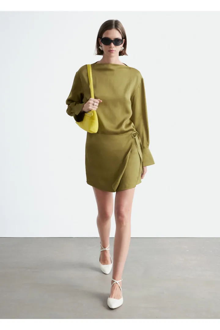 앤아더스토리즈 새틴 타이 클로저 미니 드레스의 그린컬러 ECOMLook입니다.