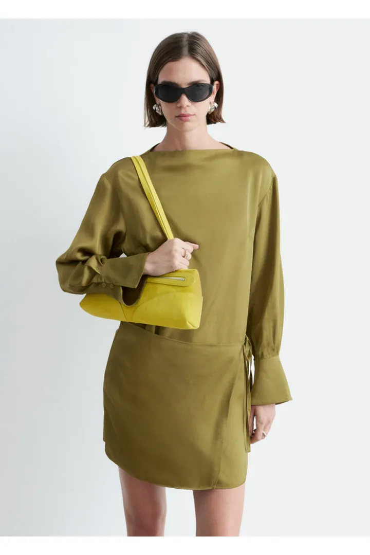 앤아더스토리즈 새틴 타이 클로저 미니 드레스의 그린컬러 ECOMLook입니다.