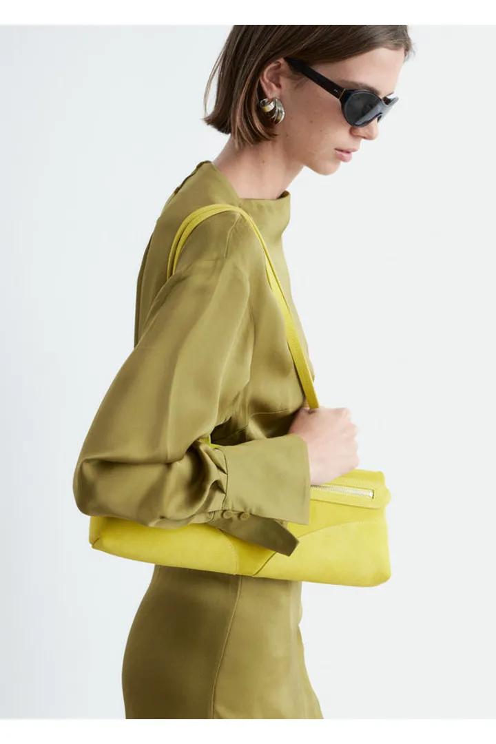 앤아더스토리즈 새틴 타이 클로저 미니 드레스의 그린컬러 ECOMLook입니다.