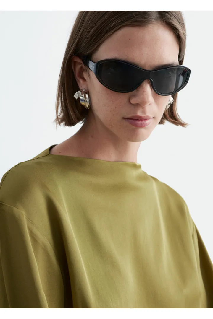 앤아더스토리즈 새틴 타이 클로저 미니 드레스의 그린컬러 ECOMLook입니다.