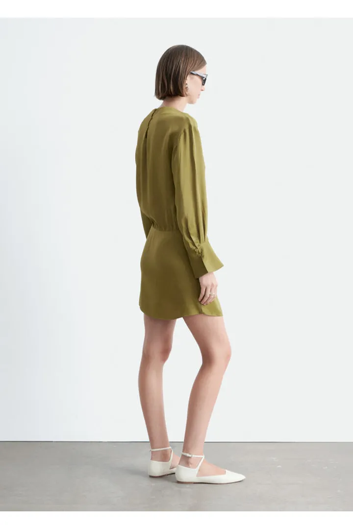앤아더스토리즈 새틴 타이 클로저 미니 드레스의 그린컬러 ECOMLook입니다.