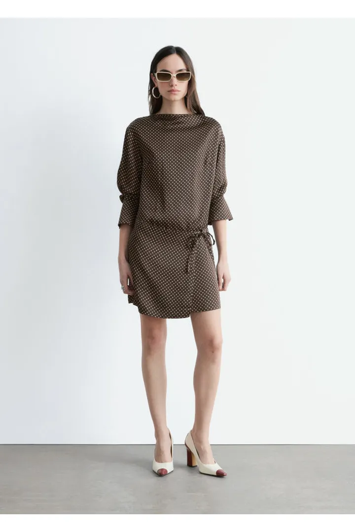 앤아더스토리즈 새틴 타이 클로저 미니 드레스의 다크 브라운-화이트 도트컬러 ECOMLook입니다.