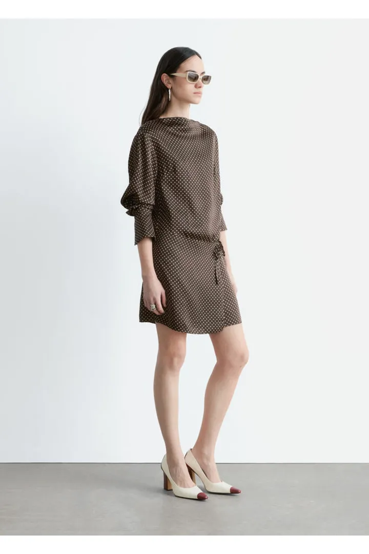 앤아더스토리즈 새틴 타이 클로저 미니 드레스의 다크 브라운-화이트 도트컬러 ECOMLook입니다.