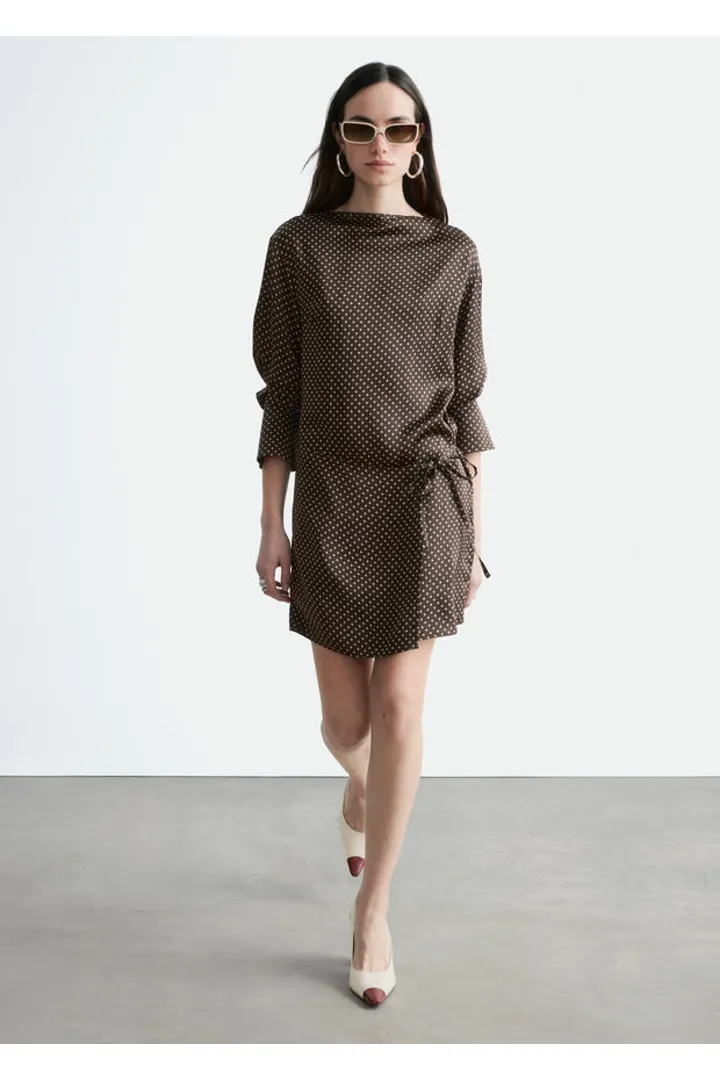 앤아더스토리즈 새틴 타이 클로저 미니 드레스의 다크 브라운-화이트 도트컬러 ECOMLook입니다.
