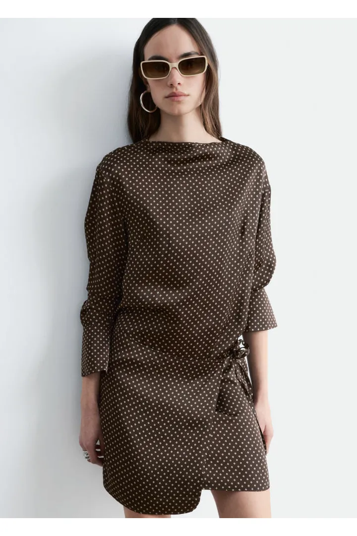 앤아더스토리즈 새틴 타이 클로저 미니 드레스의 다크 브라운-화이트 도트컬러 ECOMLook입니다.