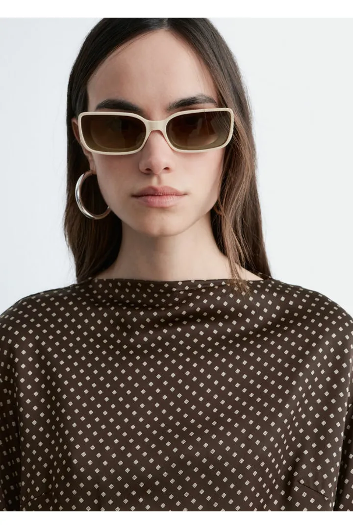 앤아더스토리즈 새틴 타이 클로저 미니 드레스의 다크 브라운-화이트 도트컬러 ECOMLook입니다.