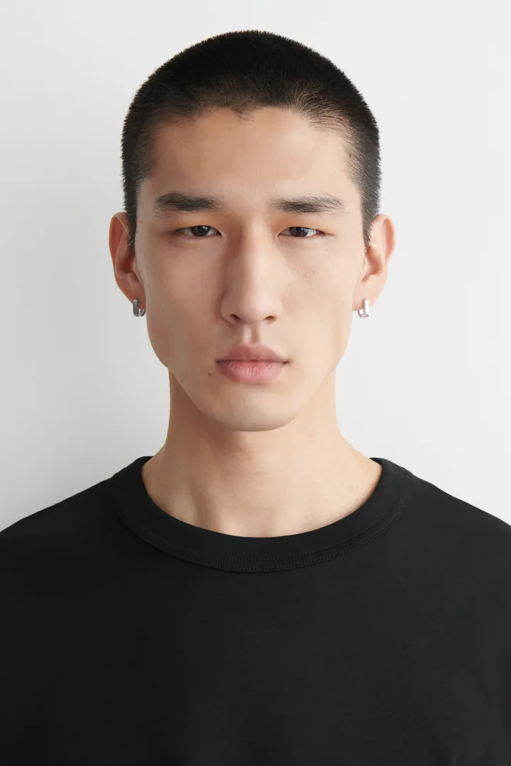 COS default image 4 of 실버컬러 in 링크 후프 이어링