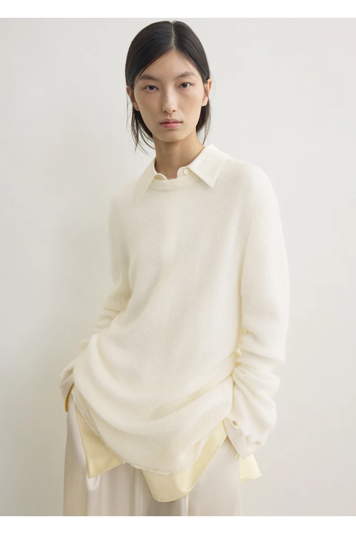 TOTEME 롱 오픈 위브 니트 오프 화이트의 오프 화이트컬러 3번쨰 이미지입니다.