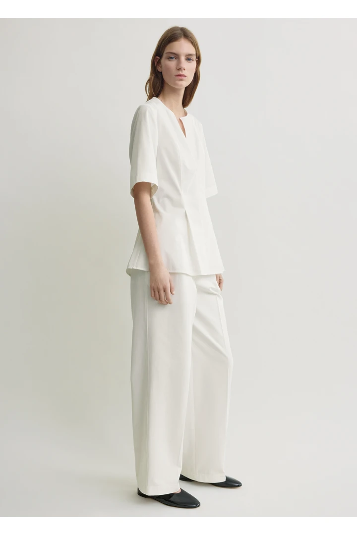 TOTEME 테일러드 코튼 탑 화이트의 화이트컬러 1번쨰 이미지입니다.