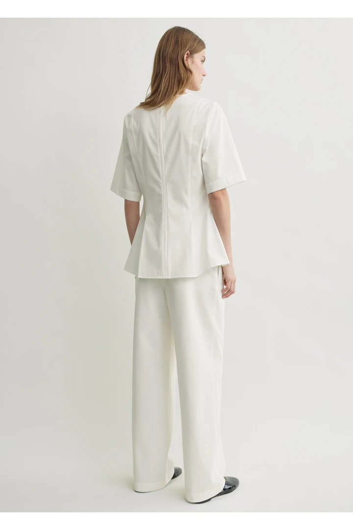 TOTEME 테일러드 코튼 탑 화이트의 화이트컬러 2번쨰 이미지입니다.