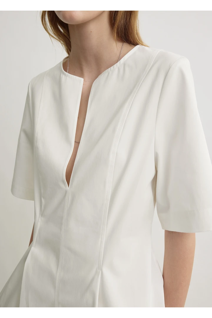 TOTEME 테일러드 코튼 탑 화이트의 화이트컬러 3번쨰 이미지입니다.