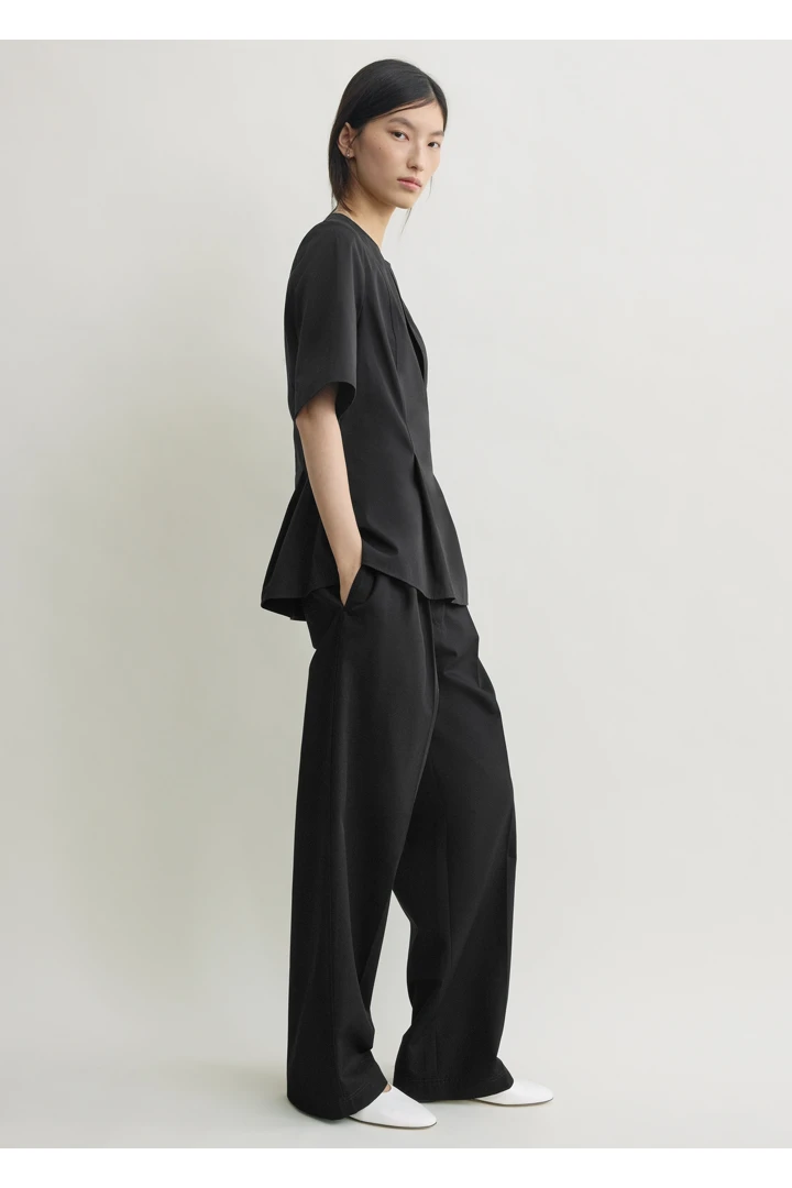 TOTEME 테일러드 코튼 탑 블랙의 블랙컬러 1번쨰 이미지입니다.