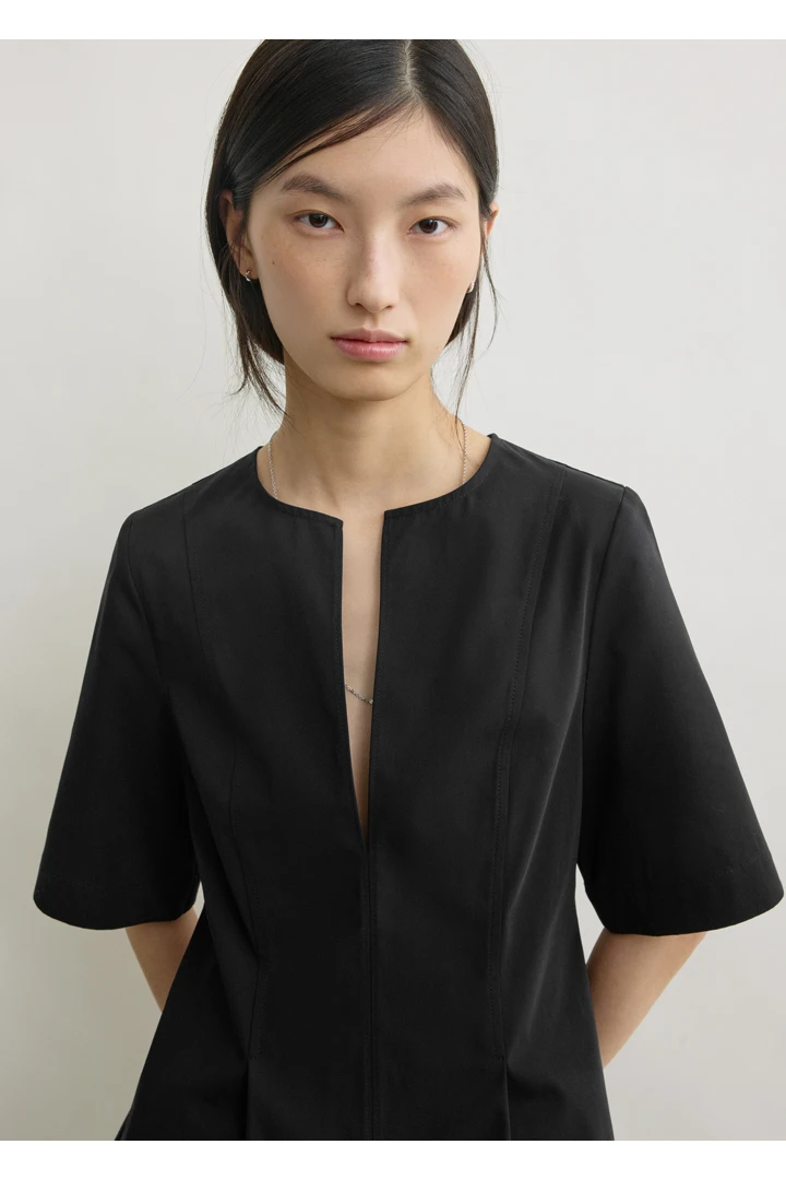 TOTEME 테일러드 코튼 탑 블랙의 블랙컬러 3번쨰 이미지입니다.