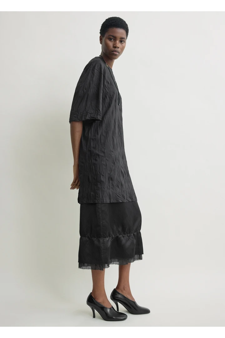 TOTEME 릴랙스드 티 드레스 블랙의 블랙컬러 1번쨰 이미지입니다.