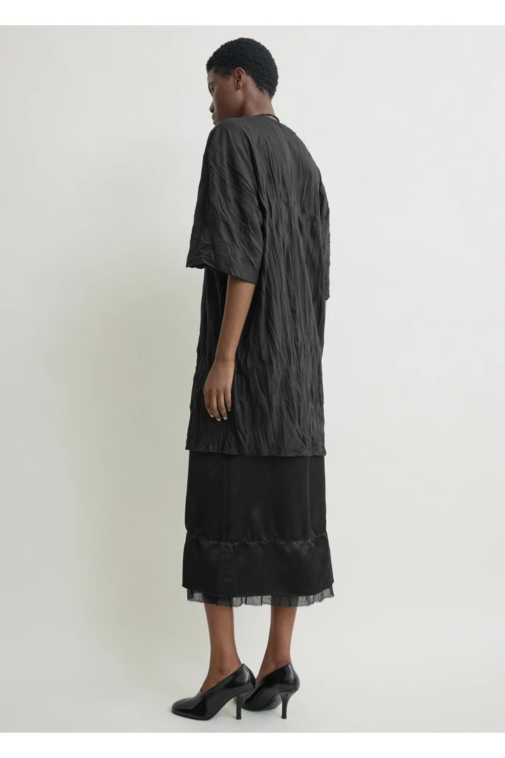 TOTEME 릴랙스드 티 드레스 블랙의 블랙컬러 2번쨰 이미지입니다.