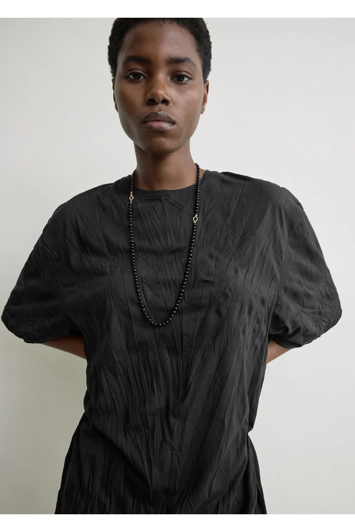 TOTEME 릴랙스드 티 드레스 블랙의 블랙컬러 3번쨰 이미지입니다.