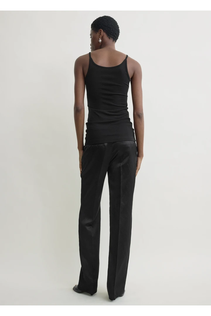 TOTEME 플루이드 슬립 탑 블랙의 블랙컬러 2번쨰 이미지입니다.