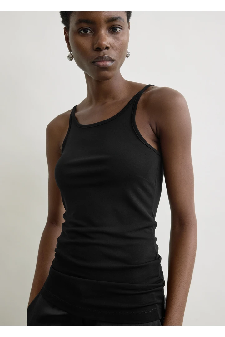 TOTEME 플루이드 슬립 탑 블랙의 블랙컬러 3번쨰 이미지입니다.