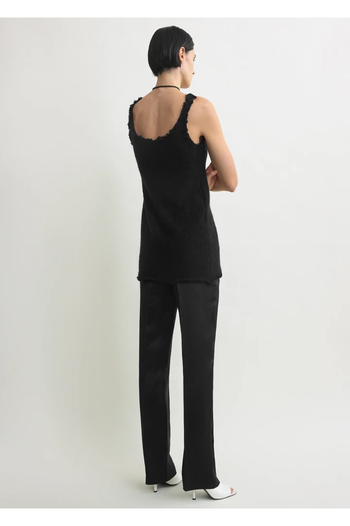 TOTEME 모헤어 니트 탱크탑 블랙의 블랙컬러 2번쨰 이미지입니다.