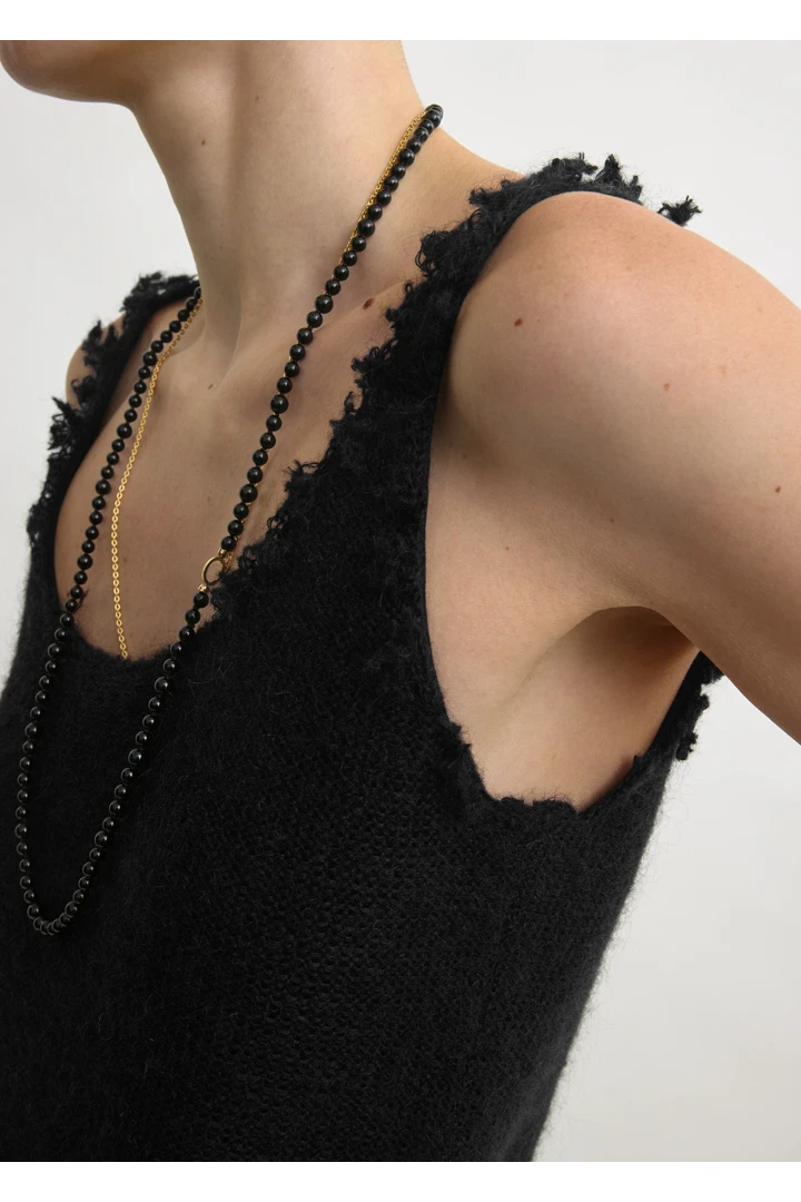 TOTEME 모헤어 니트 탱크탑 블랙의 블랙컬러 4번쨰 이미지입니다.