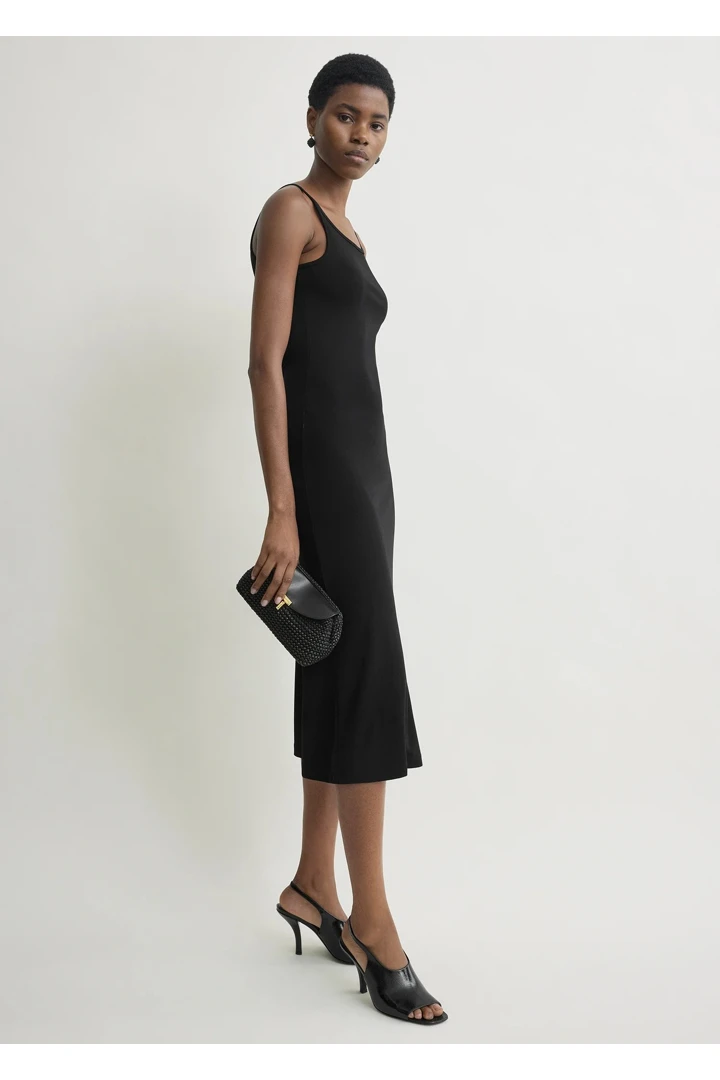 TOTEME 플루이드 슬립 드레스 블랙의 블랙컬러 1번쨰 이미지입니다.