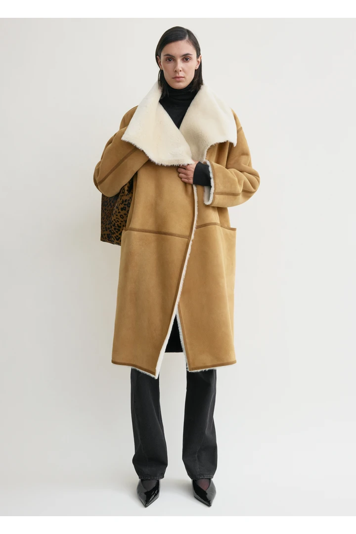 TOTEME 드레이프 시어링 코트 탠의 탠컬러 0번쨰 이미지입니다.