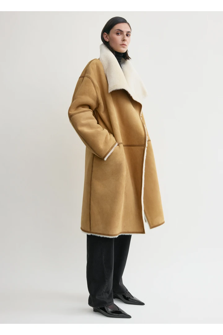 TOTEME 드레이프 시어링 코트 탠의 탠컬러 1번쨰 이미지입니다.