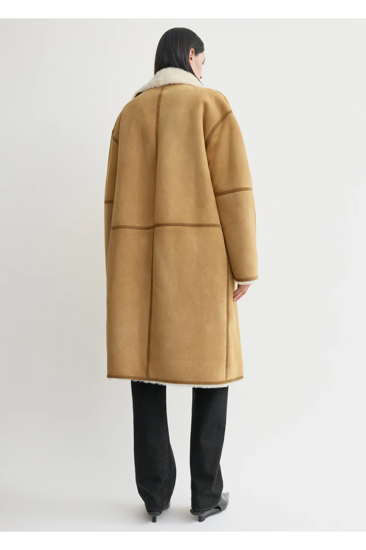 TOTEME 드레이프 시어링 코트 탠의 탠컬러 2번쨰 이미지입니다.