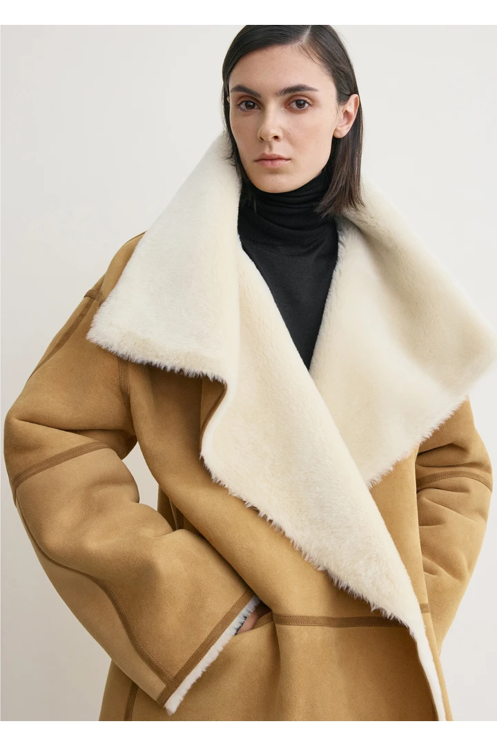 TOTEME 드레이프 시어링 코트 탠의 탠컬러 3번쨰 이미지입니다.