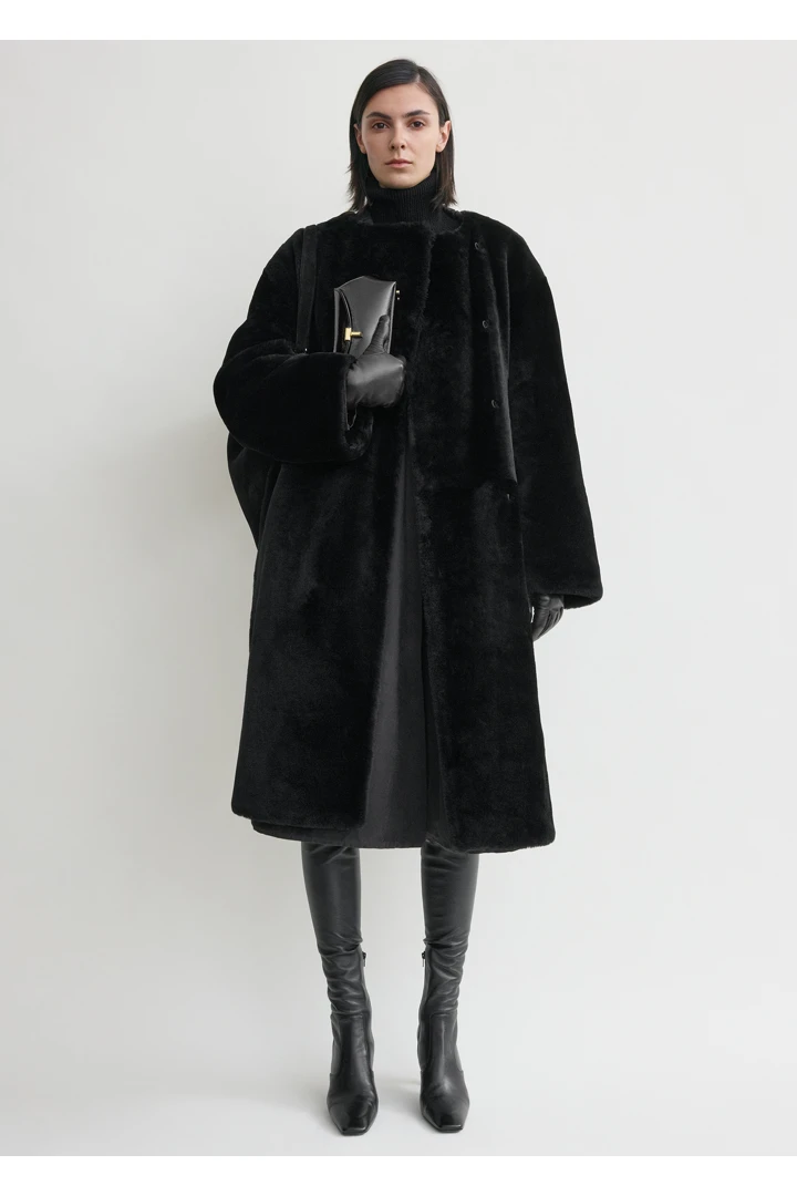 TOTEME 칼라리스 시어링 코트 블랙의 블랙컬러 0번쨰 이미지입니다.