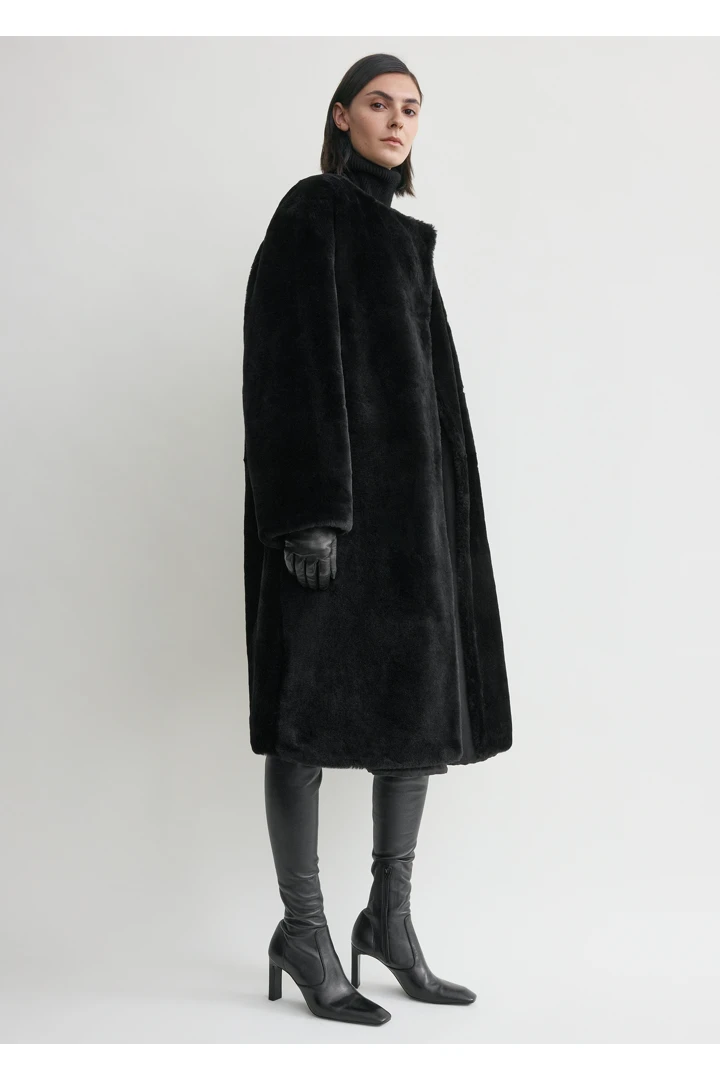 TOTEME 칼라리스 시어링 코트 블랙의 블랙컬러 1번쨰 이미지입니다.