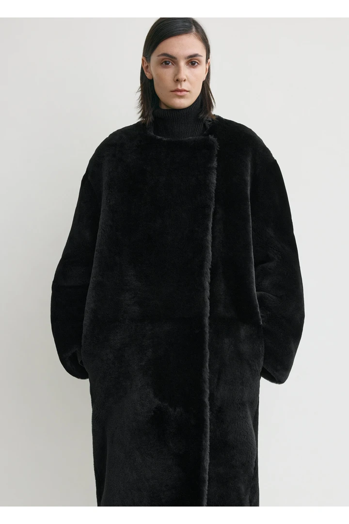 TOTEME 칼라리스 시어링 코트 블랙의 블랙컬러 3번쨰 이미지입니다.