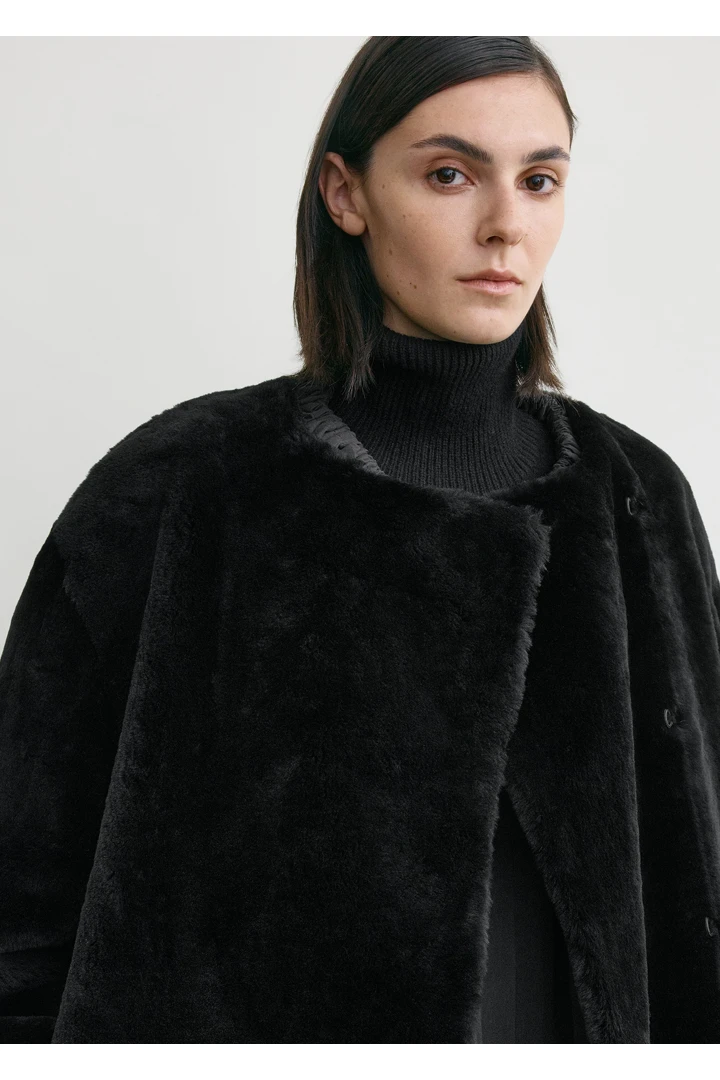 TOTEME 칼라리스 시어링 코트 블랙의 블랙컬러 4번쨰 이미지입니다.