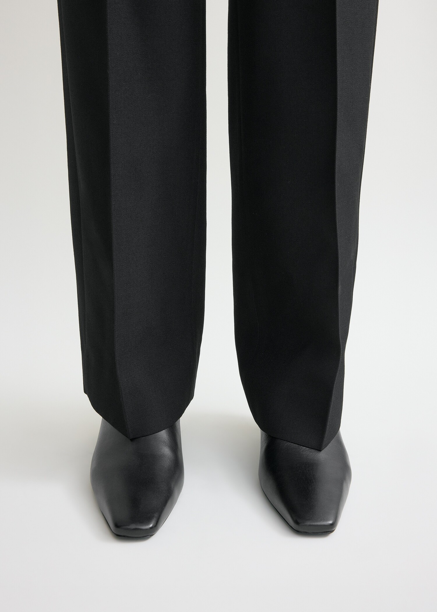 TOTEME 더 미드 힐 부츠 블랙의 블랙컬러 1번쨰 이미지입니다.