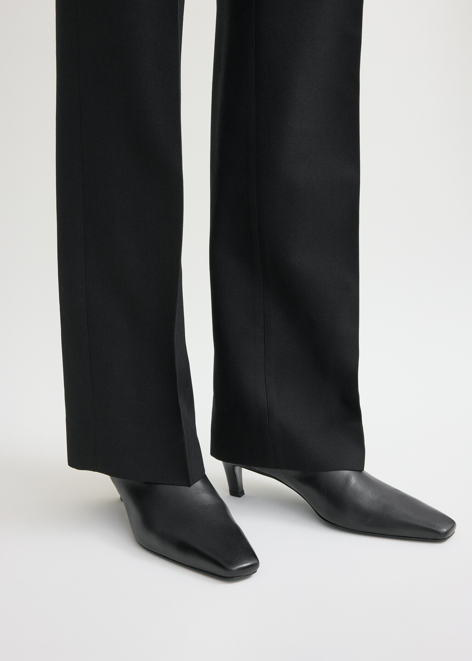 TOTEME 더 미드 힐 부츠 블랙의 블랙컬러 2번쨰 이미지입니다.