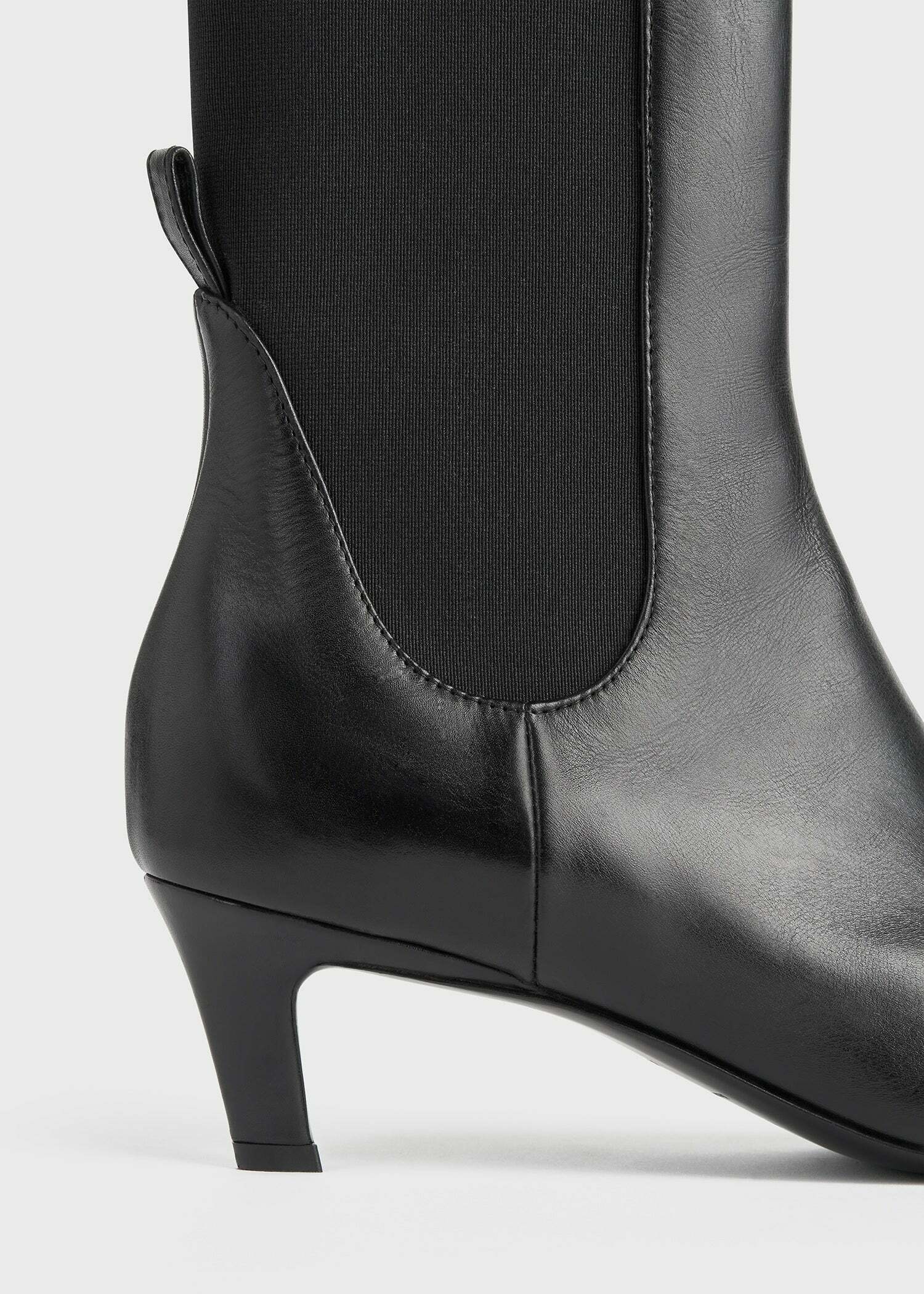 TOTEME 더 미드 힐 부츠 블랙의 블랙컬러 5번쨰 이미지입니다.
