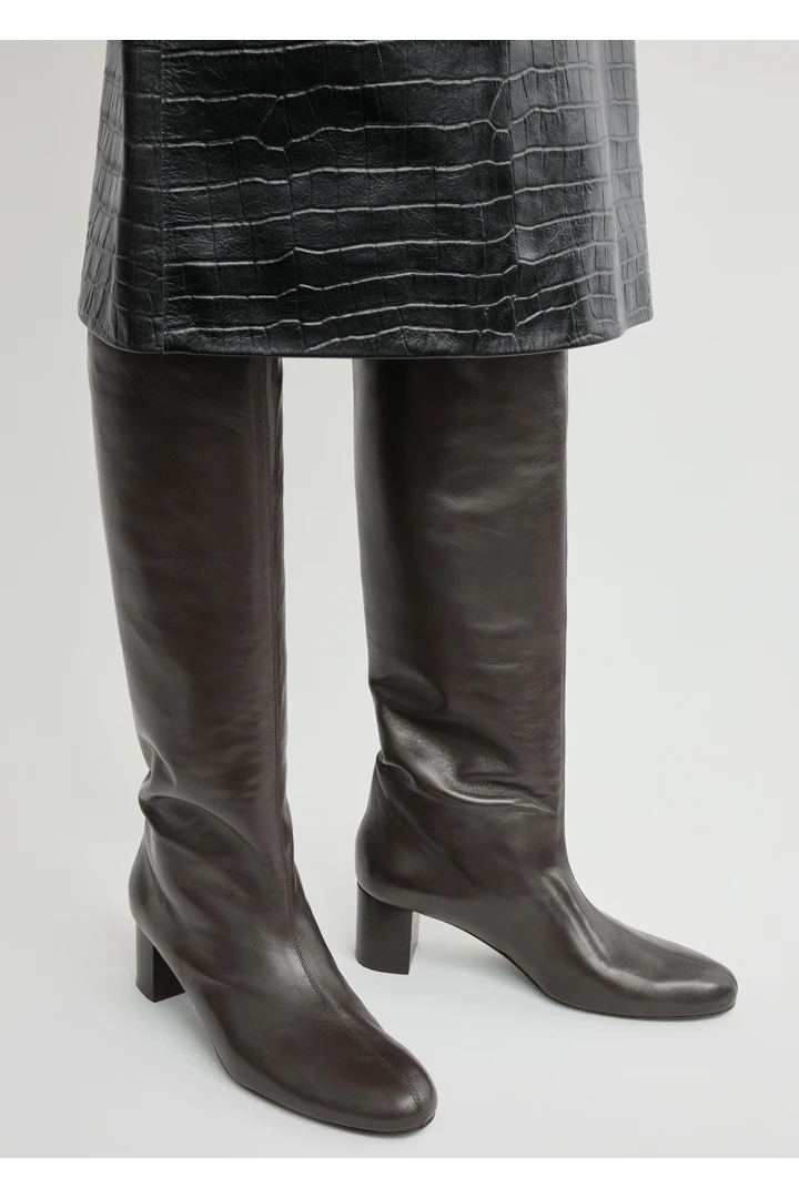 TOTEME 다운타운 나파 니하이 부츠 브라운의 브라운컬러 1번쨰 이미지입니다.