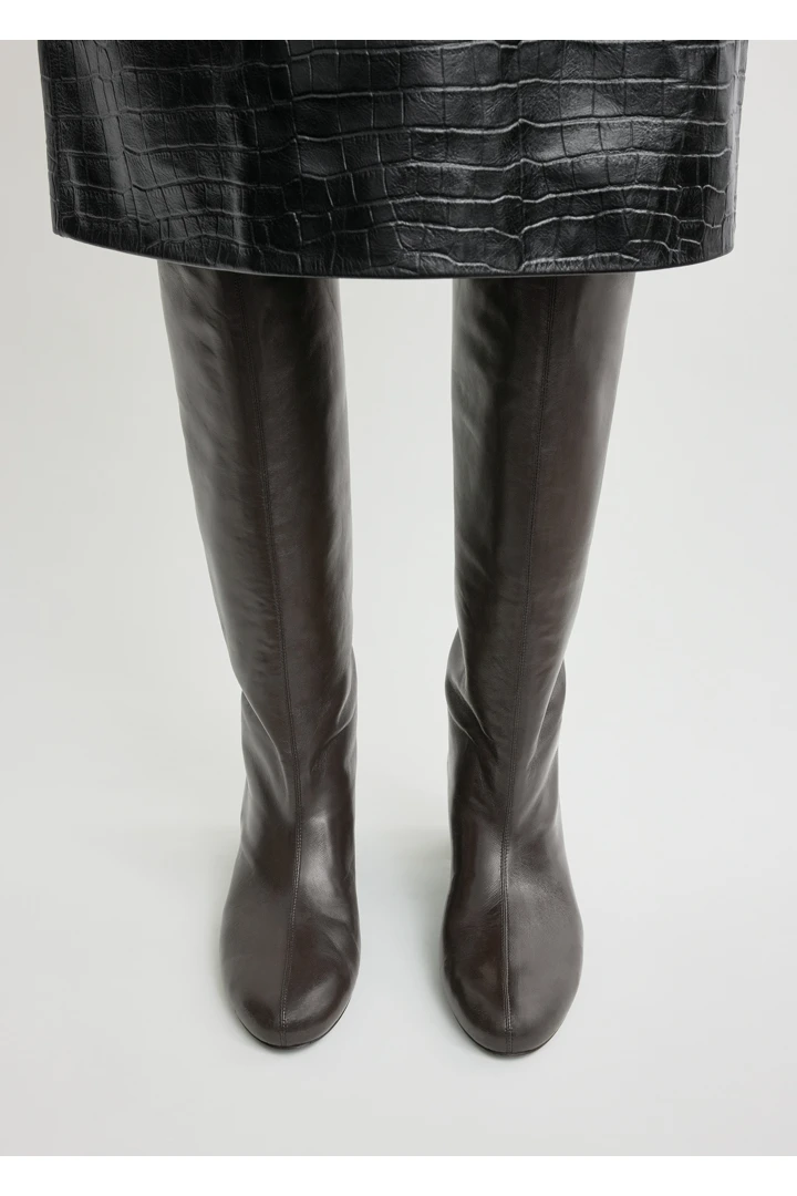 TOTEME 다운타운 나파 니하이 부츠 브라운의 브라운컬러 2번쨰 이미지입니다.