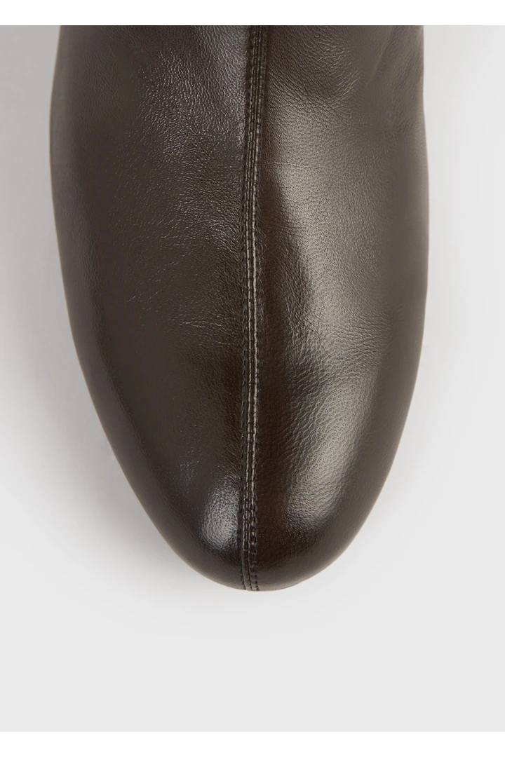 TOTEME 다운타운 나파 니하이 부츠 브라운의 브라운컬러 4번쨰 이미지입니다.