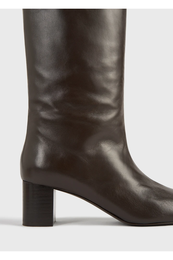 TOTEME 다운타운 나파 니하이 부츠 브라운의 브라운컬러 5번쨰 이미지입니다.