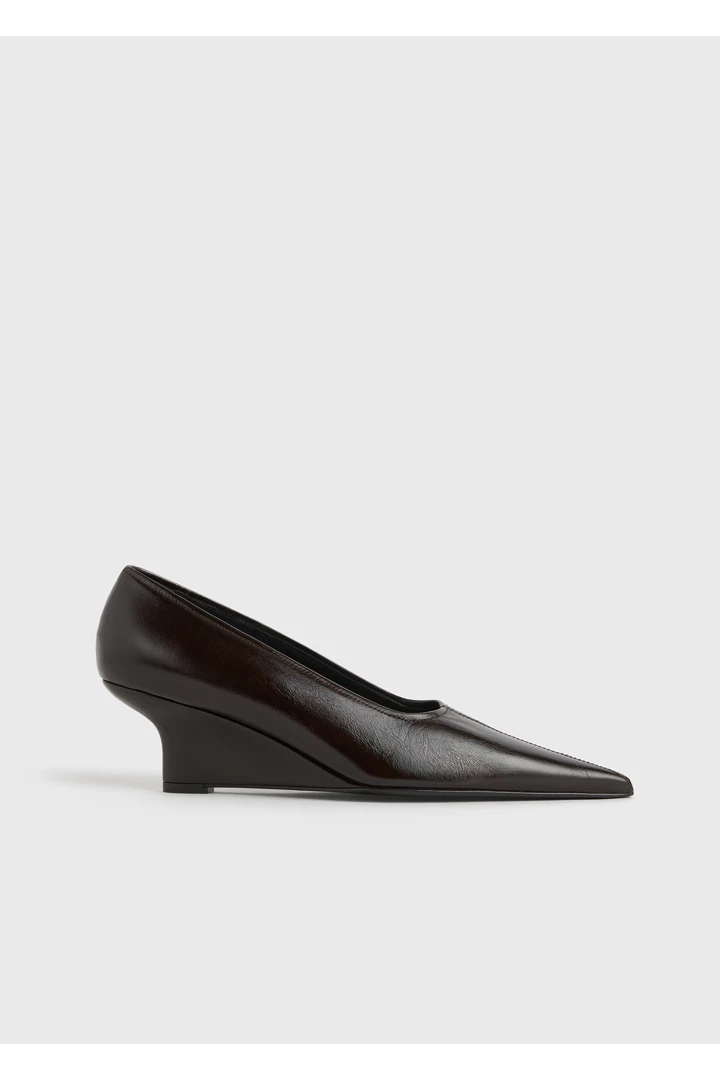 TOTEME default image 12 of 브라운 in 샤프 나플락 웨지 펌프스 바크