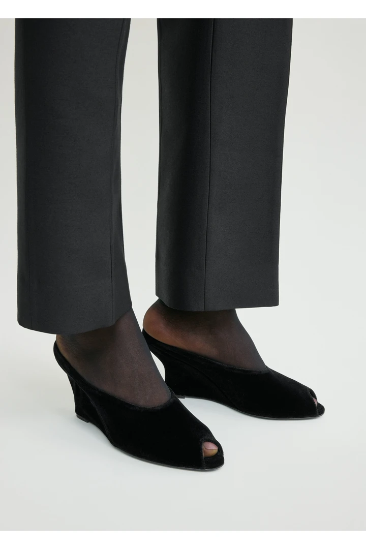 TOTEME 핍토 벨벳 웨지 뮬 블랙의 블랙컬러 1번쨰 이미지입니다.