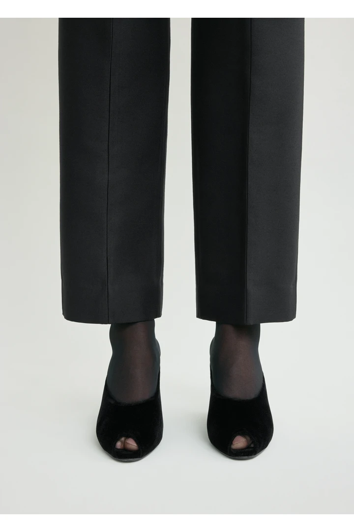 TOTEME 핍토 벨벳 웨지 뮬 블랙의 블랙컬러 2번쨰 이미지입니다.