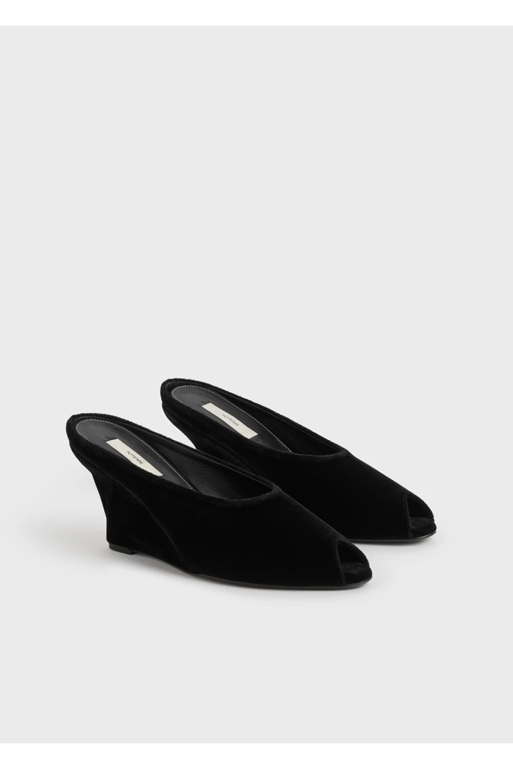 TOTEME 핍토 벨벳 웨지 뮬 블랙의 블랙컬러 3번쨰 이미지입니다.