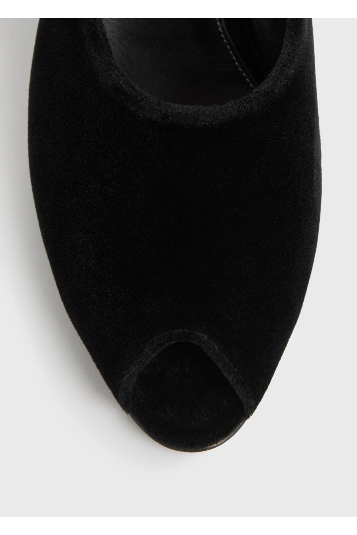 TOTEME 핍토 벨벳 웨지 뮬 블랙의 블랙컬러 4번쨰 이미지입니다.