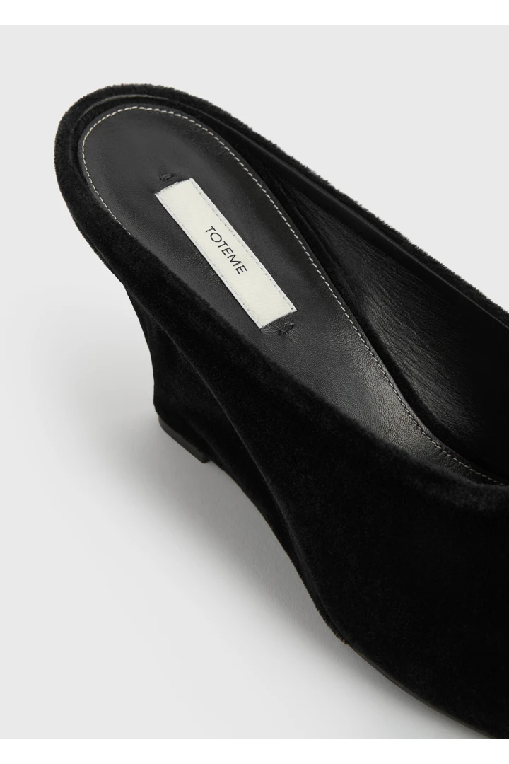 TOTEME 핍토 벨벳 웨지 뮬 블랙의 블랙컬러 5번쨰 이미지입니다.