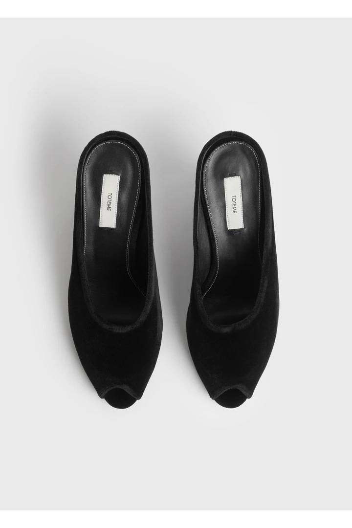 TOTEME 핍토 벨벳 웨지 뮬 블랙의 블랙컬러 6번쨰 이미지입니다.