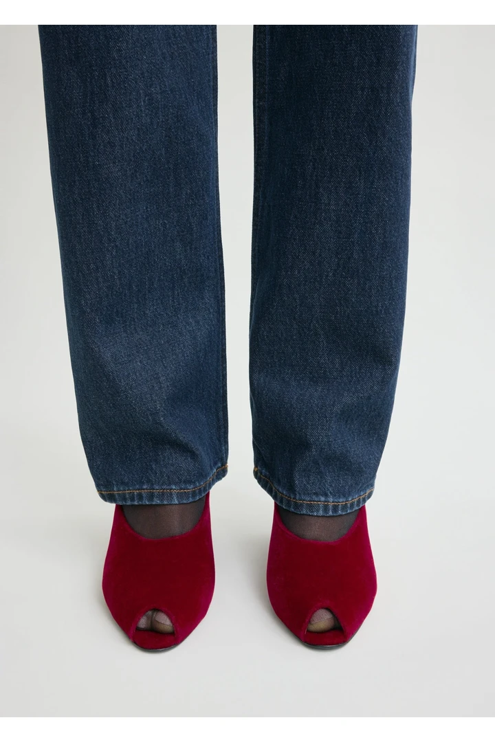 TOTEME 핍토 벨벳 웨지 뮬 레드의 레드컬러 3번쨰 이미지입니다.