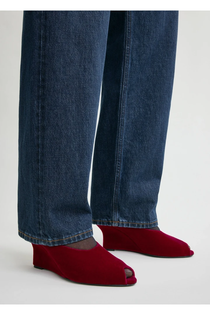 TOTEME 핍토 벨벳 웨지 뮬 레드의 레드컬러 4번쨰 이미지입니다.